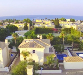 Luxury spacious holiday Villa with heated swimming pool